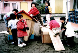 ２．園庭・保育室遊びの環境探訪　画像