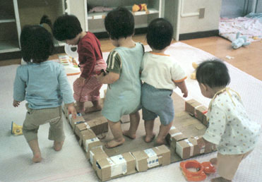 ２．園庭・保育室遊びの環境探訪　画像