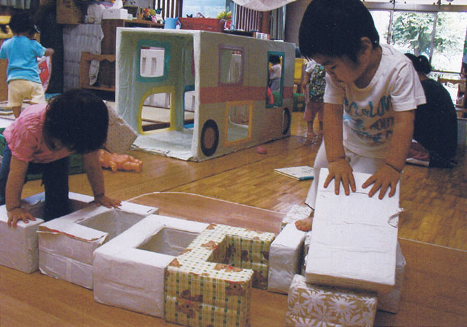 写真　道具を並べはじめている
