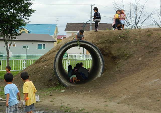 園庭に丸太木材 写真3