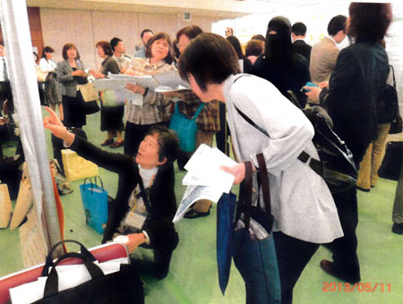 説明している東間先生