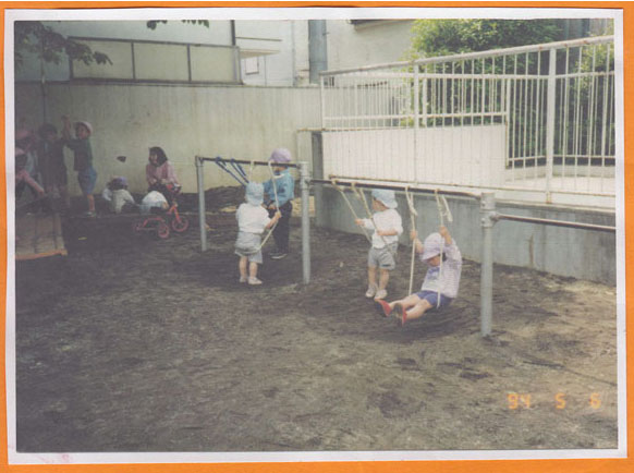 １歳からの「ぶらんこ乗り」